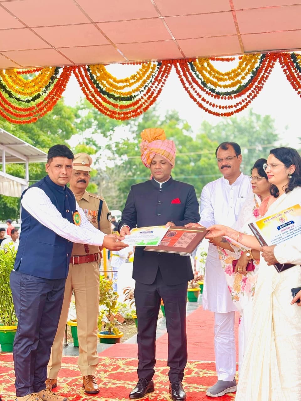 Khategaon News: Employment assistant Sunil Jat of Gram Panchayat Devla received honor at the district headquarters, Dewas Collector District Panchayat CEO honored him