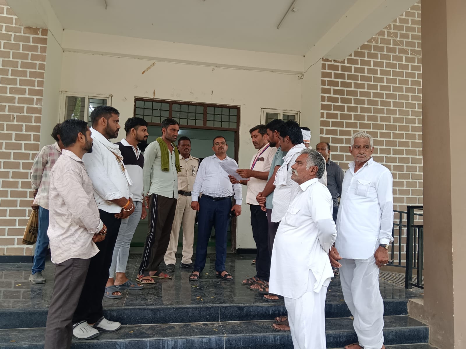 Khategaon News: Farmers gave a memorandum to SDM regarding not getting insurance amount