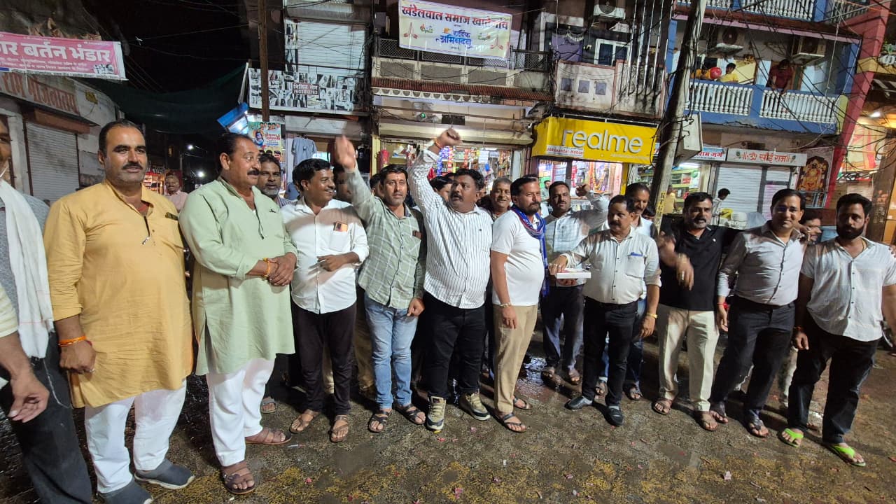 Khategaon News: On Manish Chaudhary becoming the district president, the workers distributed sweets along with fireworks