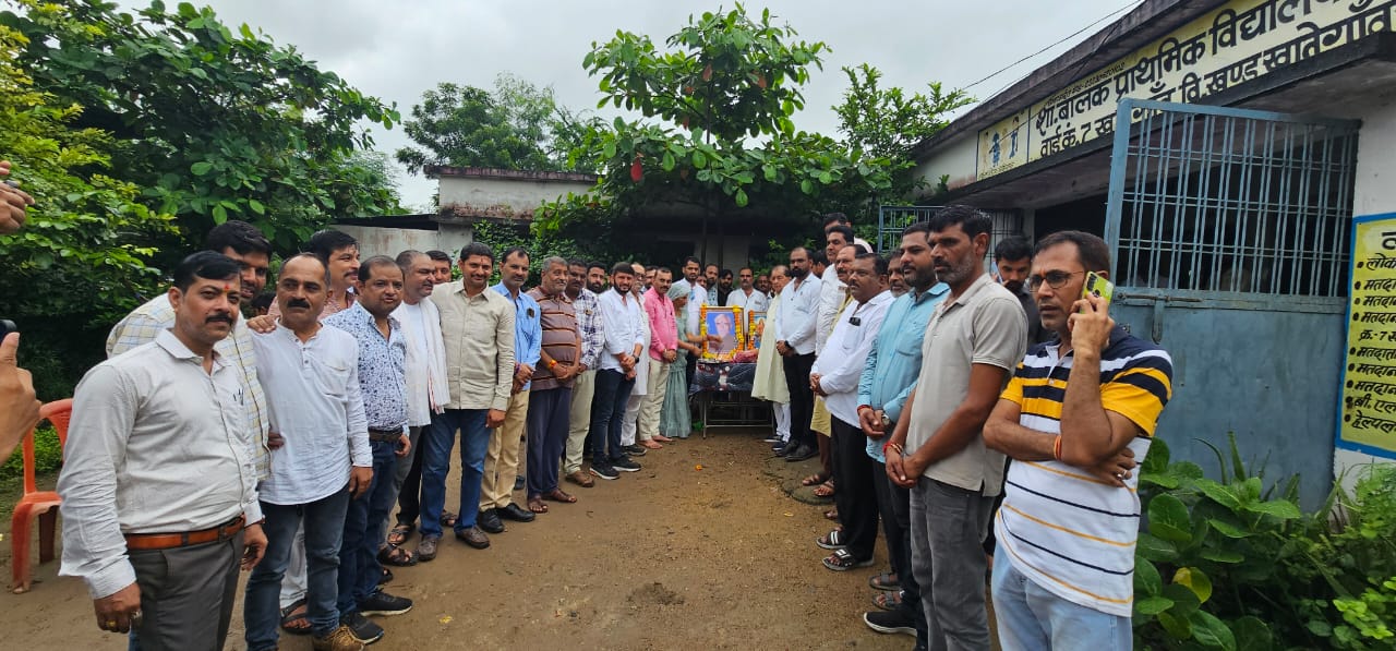 Khategaon: On his 21st death anniversary, family members distributed school bags, pencil kits and Bal Pothi to the children