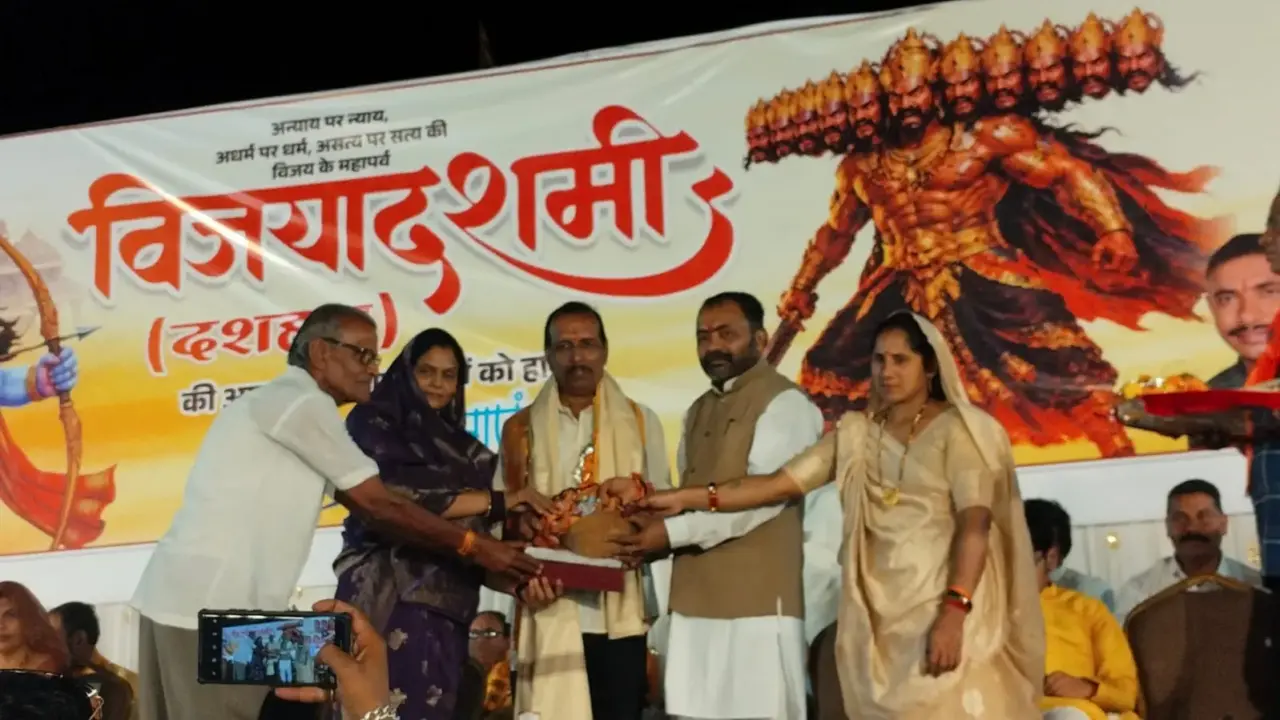 Khategaon Ki News: 51-foot effigy of Ravana burnt in Khategaon; sky illuminated by a spectacular, multi-colored fireworks display.