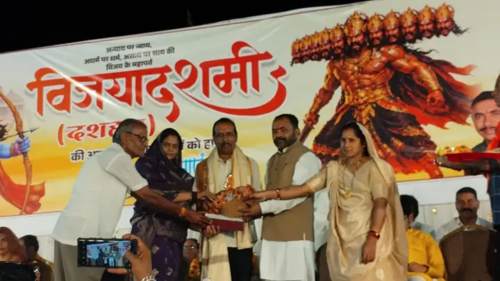 Khategaon Ki News: 51-foot effigy of Ravana burnt in Khategaon; sky illuminated by a spectacular, multi-colored fireworks display.