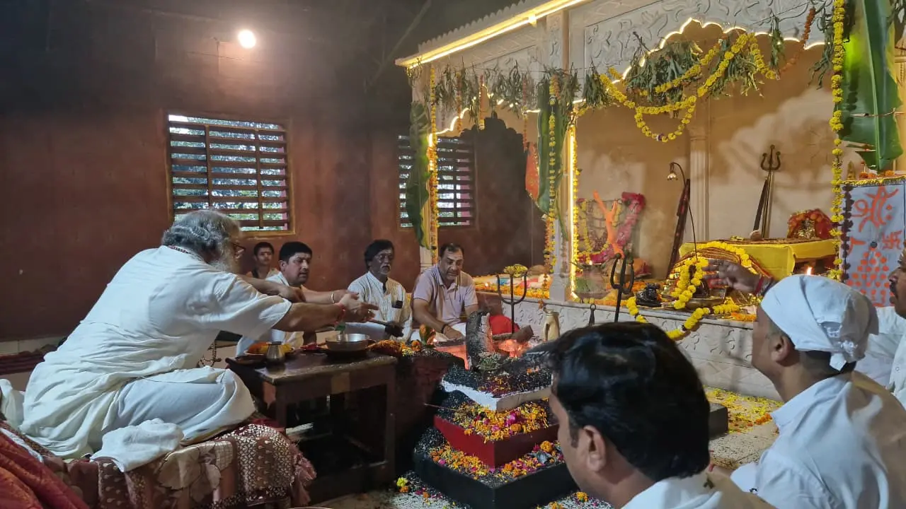 Khategaon Ki News: A large number of devotees from Khategaon traveled to Bhopal and offered oblations (*ahutis*) during a *yajna*.